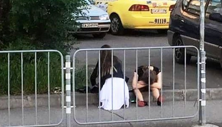 Абитуриентките са заснети след изпращане рано сутринта около 6:30 часа