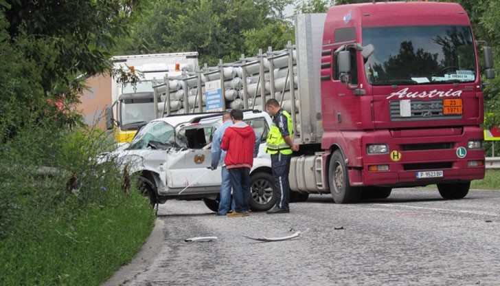 Пътят Велико Търново - Русе, на входа на Полски Тръмбеш, е затворен заради инцидента