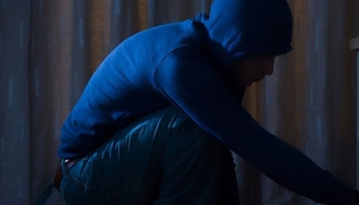 Кражбата е била извършена от апартамент в блок на третия етаж, след напън на прозорец от ПВЦ