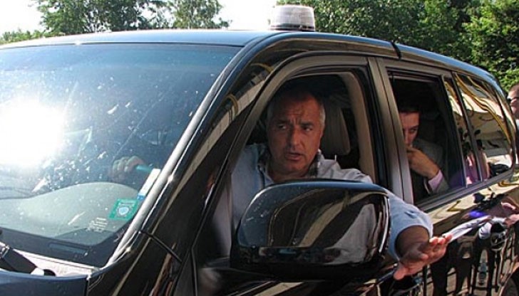 Премиерът Бойко Борисов пак подкара сам джипката