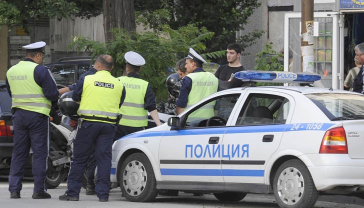 Трима роми ругали полицаи, посегнали и на патрулките / Снимката е илюстративна