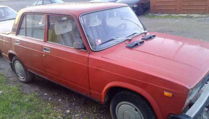 Колата е с надупчени гуми и цялата надрана с остър предмет / Снимката е илюстративна