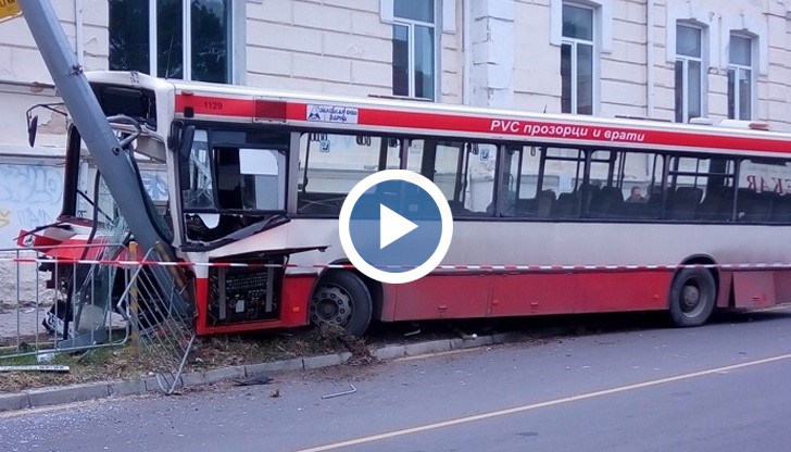 Все още не са известни причините за катастрофата, предполага се, че на водача му е прилошало