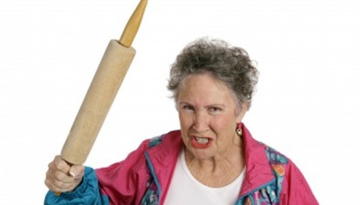 Съседът й се опитал да я осъди за тормоз,защото се почувствал угнетен и заплашен от действията й Съседът й се опитал да я осъди за тормоз,защото се почувствал угнетен и заплашен от действията й