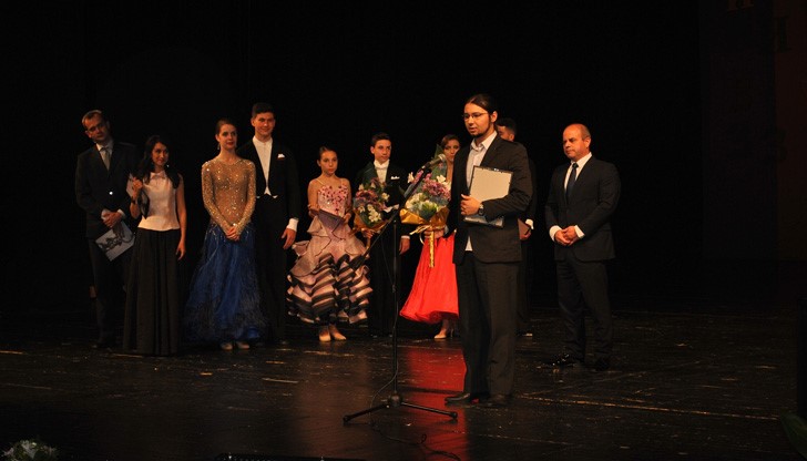 В Доходно здание, на 24 май се проведе Тържествена церемония – концерт, на която кметът на Русе връчи наградите "Русе" и "Студент на годината"