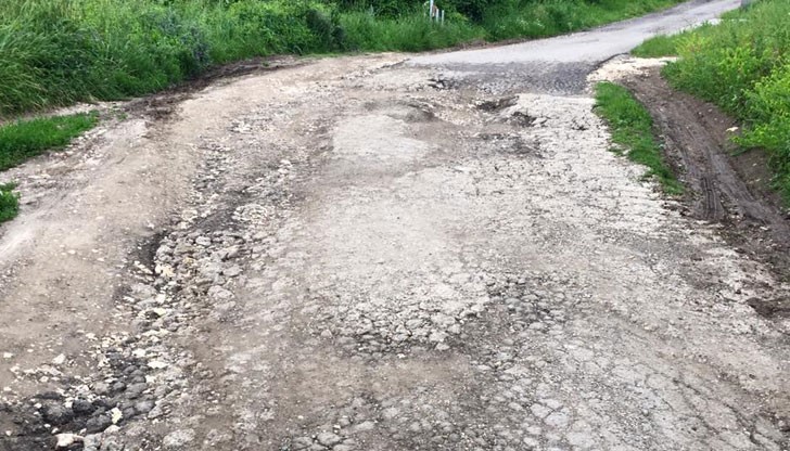 Разбита улица, обрасли тротоари - русенска действителност