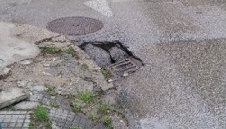 Има опасност да хлътне автомобил в дупката