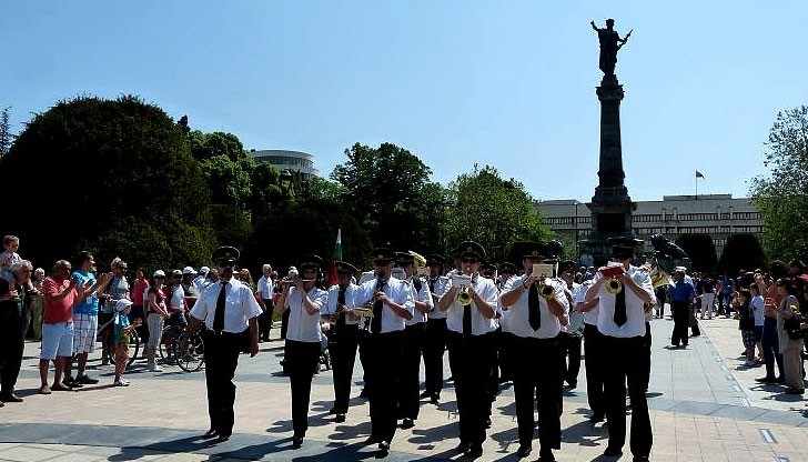 Програмата започва с церемонията по връчване на званието „Почетен гражданин на Русе“