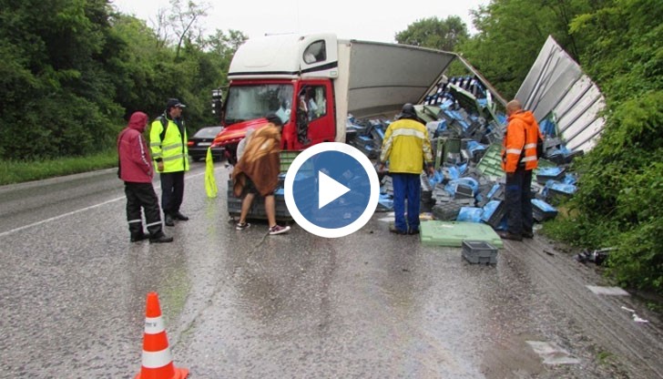 Ударили са се лек автомобил „Хюндай“, който е пътувал в посока Русе, и румънски камион, който се е преобърнал