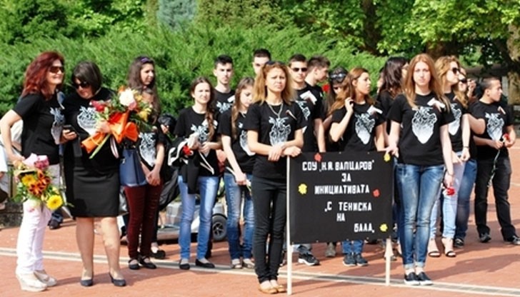 Кампания на Български червен кръст “С тениска на бала” събра 90 000 лева от абитуриенти от цялата страна