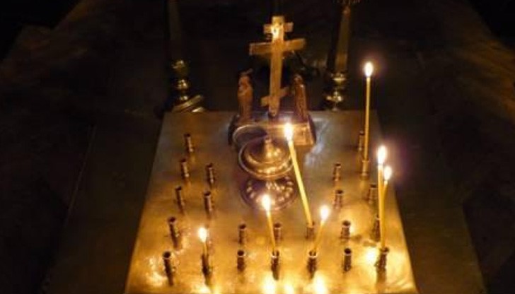 На днешния ден се раздават червени яйца и просфорки /хляб с обредна украса/