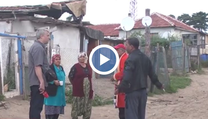 Ромите живеят в незаконни постройки, но се жалват от липсата на битови условия