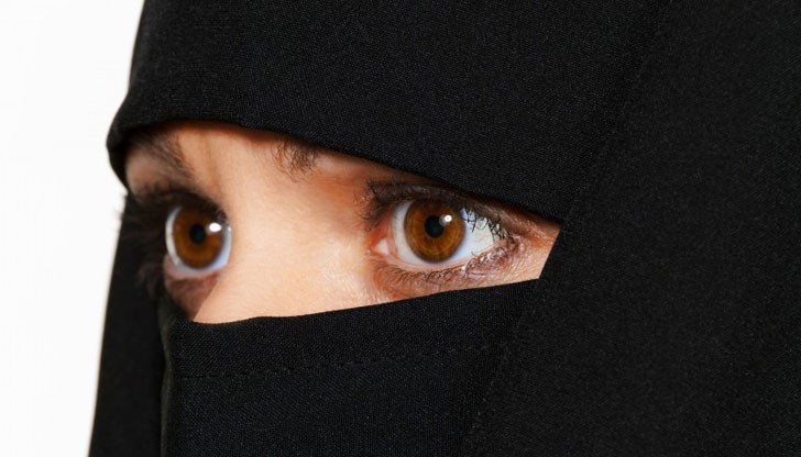 Забрана на носенето на фереджета на публични места в София искат общинските съветници от ВМРО и “Атака” Забрана на носенето на фереджета на публични места в София искат общинските съветници от ВМРО и “Атака”