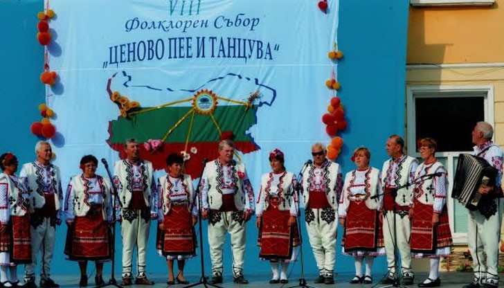 Самодейците от Ценово представят китка от народни танци и песни, характерни са различните фолклорни области в родината ни