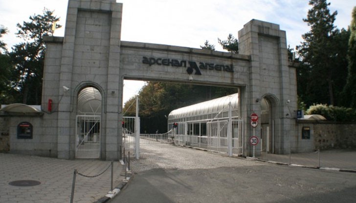 Те са останали незасегнати, защото осколките, са били поети от тялото на загиналия работник