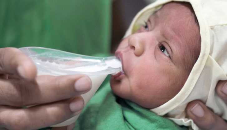 Силиконова чаша помага на недоносени и бебета с увреждания да се хранят