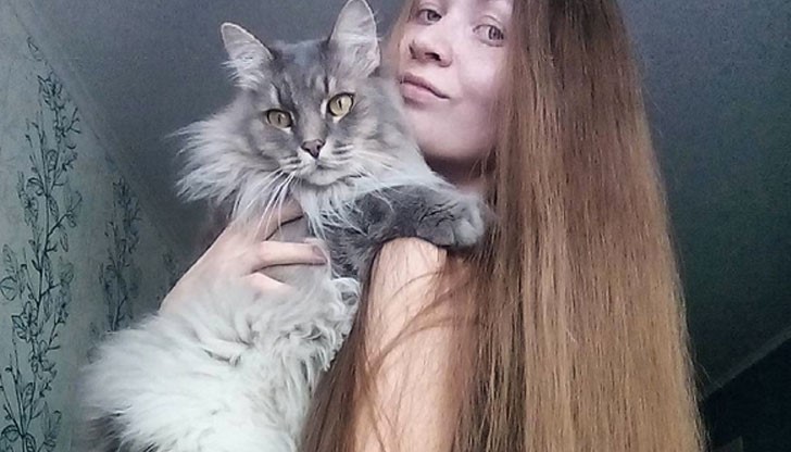 Руска девойка се превърна в сензация в Инстаграм със снимки на дългата си коса