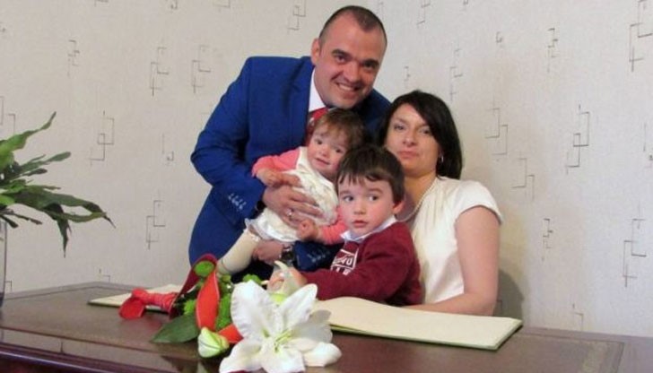 Младоженецът разбира, че съпругата му лежи мъртва до него