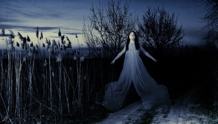 Водачи на автомобили разказват за мистериозна фигура, на която са се натъквали, пътувайки към село Лесово