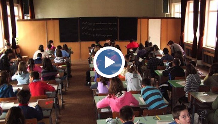 Матурата включва диктовка, текст за четене с разбиране и 11 задачи към него