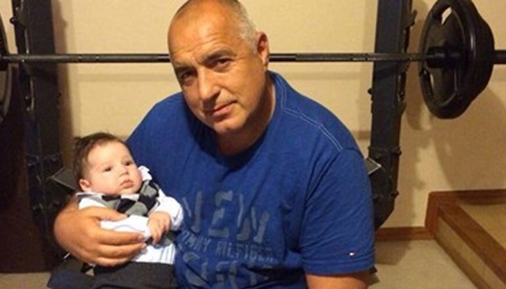 Премиерът публикува във фейсбук две снимки с невръстния Бойко-младши