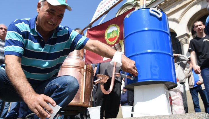 Домашната ракийка, любима на милиони българи, може да докара рак на стомаха