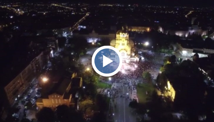 Кадри на храм-паметника "Александър Невски" отвисоко, направени в нощта на Възкресение Христово