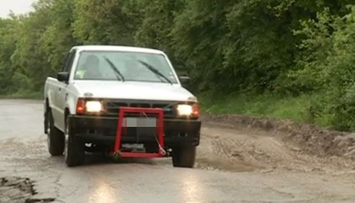 Преминаването по отсечката от пътя е затруднено с камион, а с кола е невъзможно Преминаването по отсечката от пътя е затруднено с камион, а с кола е невъзможно