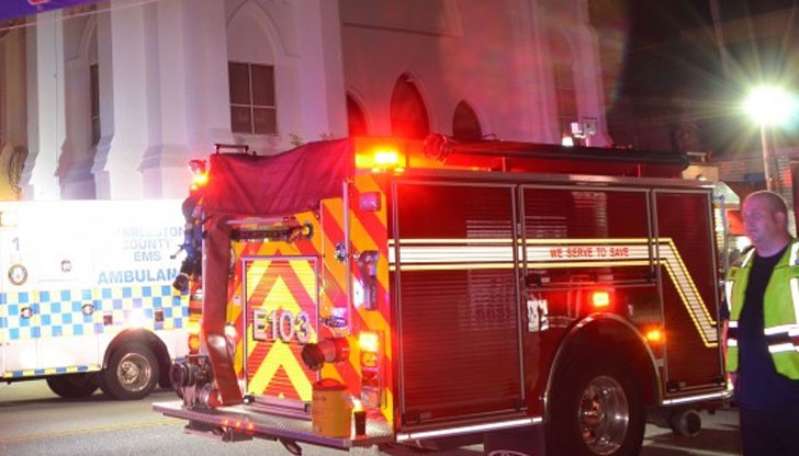 170 пожарникари се опитват да потушат пламъците, които унищожават историческата сграда