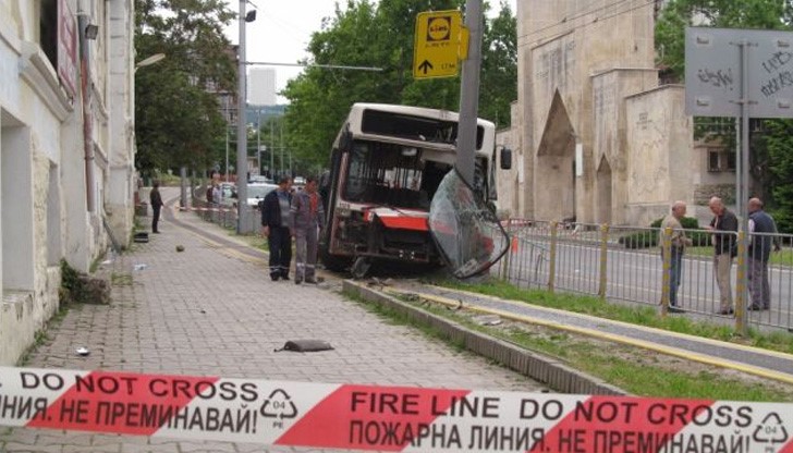 Вследствие на сблъсъка парче ламарина е излетяло и е паднало на метри от стоящите на близо продавачки
