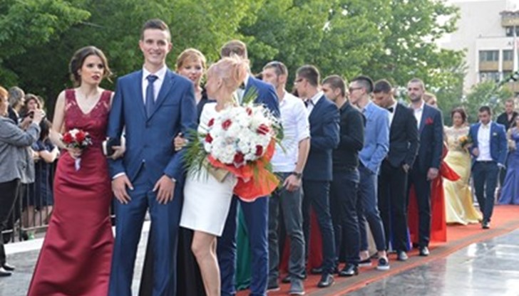 Завършващите ученици позираха за снимки с табела с надпис "Аз обичам Благоевград"