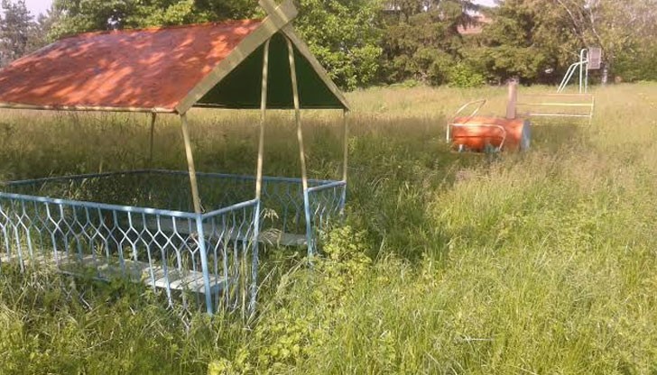 Детска площадка в село Бъзън, неподдържана и пълна с кърлежи