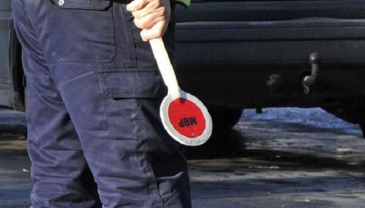 Мъжът е осуетил проверката като е нанесъл удари на полицая