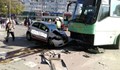 Зрелищна катастрофа между кола и автобус