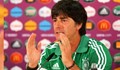 Треньорът на Германия се извини за бъркането в гащите си