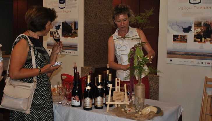 Изложението „BLUE & WINE EXPO“ 2016 е във фоайето на Доходно здание