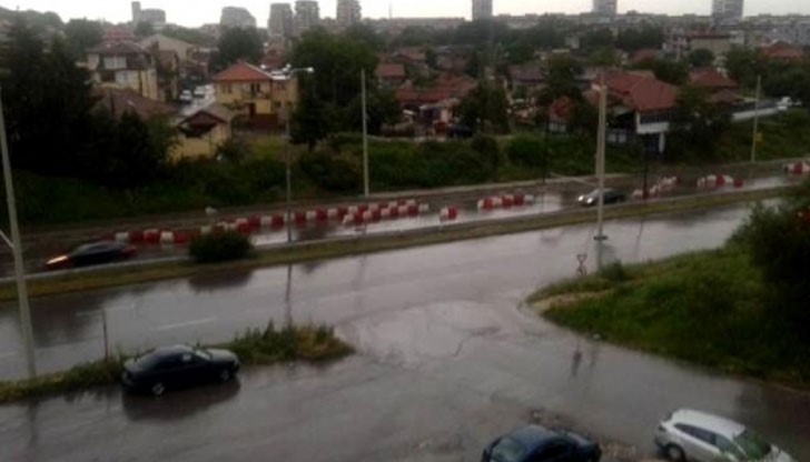 Пластмасовите съдове, ограждащи велоалеята, са се събрали в ниската част на булеварда