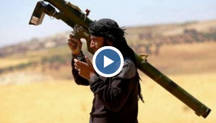 Бандит се цели в небето с преносим зенитно-ракетен комплекс