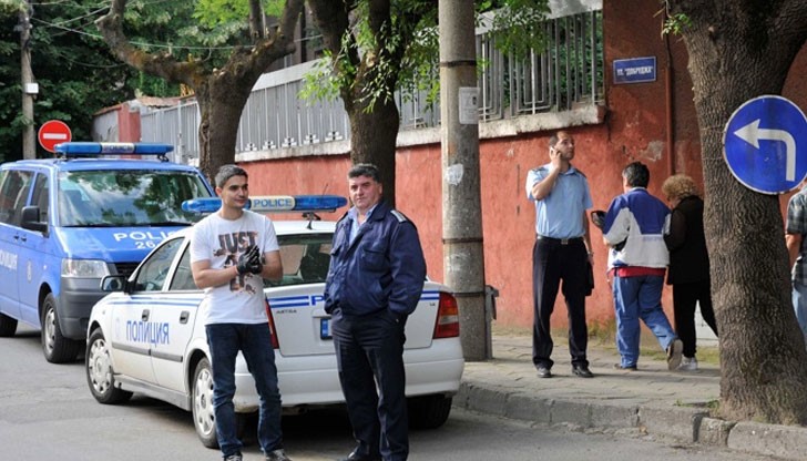 Работи се по няколко версии, включително и намеса на вътрешен човек