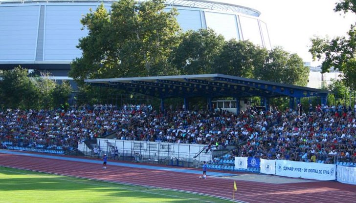 Те се включват в младият екип за да помогнат с опит