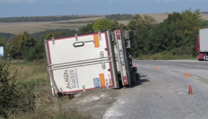 ТИР-ът се е движел прекалено бързо и на кръгово кръстовище се "гътва" на дясно / Снимката е илюстративна ТИР-ът се е движел прекалено бързо и на кръгово кръстовище се "гътва" на дясно / Снимката е илюстративна
