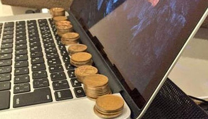 Наредете медни монети в задната част на лаптопа