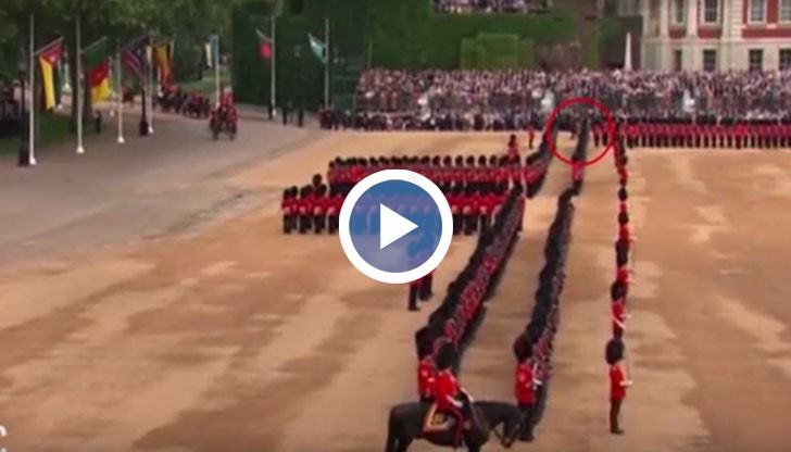 Униформеният падна по лице на парада на пехотата за изобразяване на цветовете от националния флаг