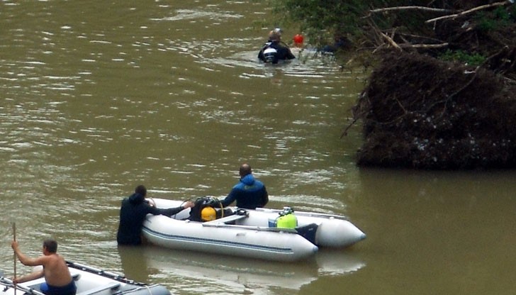 Търсенето в реката е изключително затруднено и бавно Търсенето в реката е изключително затруднено и бавно