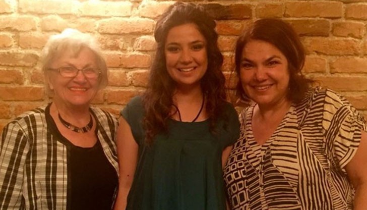 Дъщерята на Марта бе със семпла зелена рокля, а дъщерята на Белослава с черно бяла