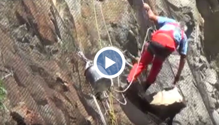 72-годишният благоевградски пещерняк Илия Илиев се качи по мрежите до върха на 30-метровия скат