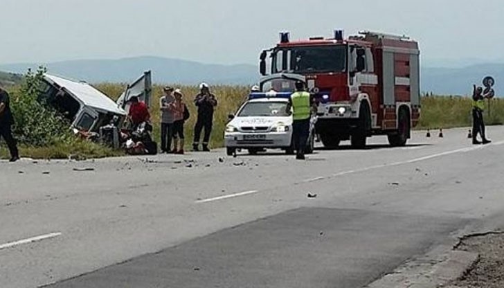 Микробусът се е катурнал в канавка на разклон край туристическото градче