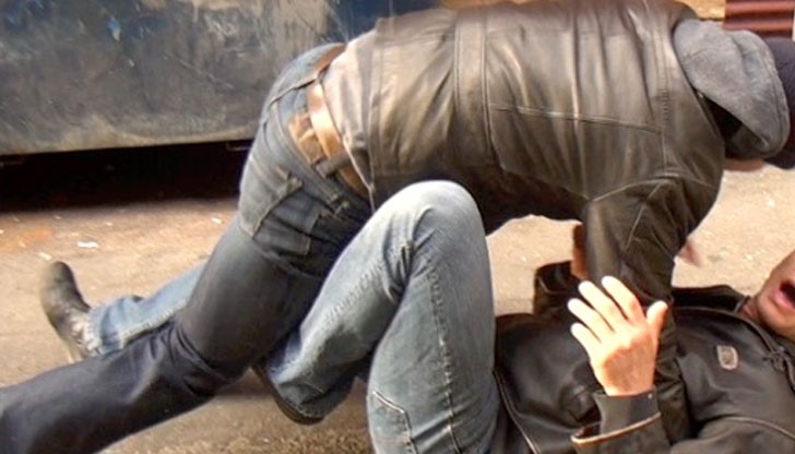 Синът зарязва пребития си баща на улицата и се прибира в дома си / Снимката е илюстративна Синът зарязва пребития си баща на улицата и се прибира в дома си / Снимката е илюстративна