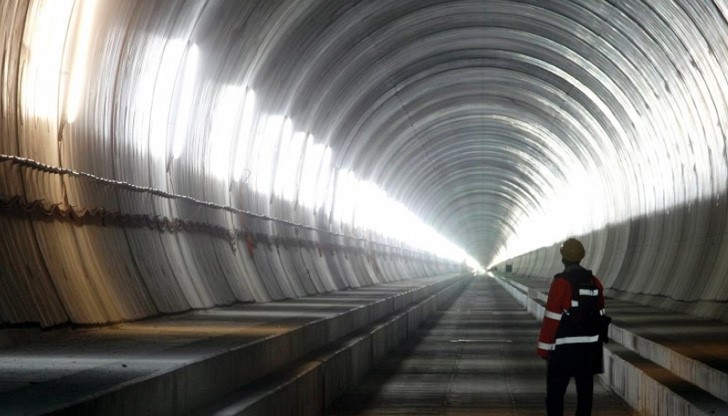 Тунелът е по-дълъг с 3 километра от досегашния първенец в тази класация, който е в Япония