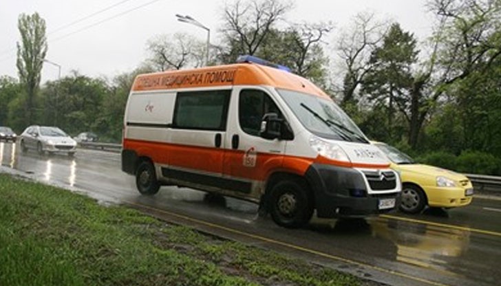 Автобусът е на футболен отбор от Пловдив, като състезателите са пътували за мач във Варна